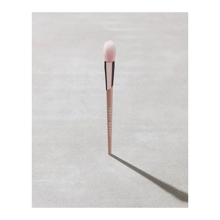 Кисть для хайлайтера Fenty Beauty Precision Highlighter Brush 135