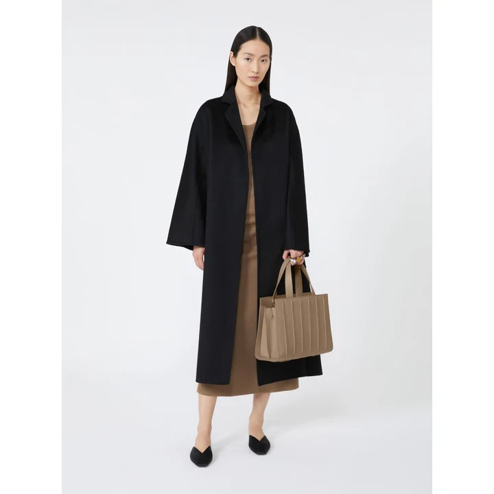 Сумка Max Mara Whitney Bag із чорним пальтом