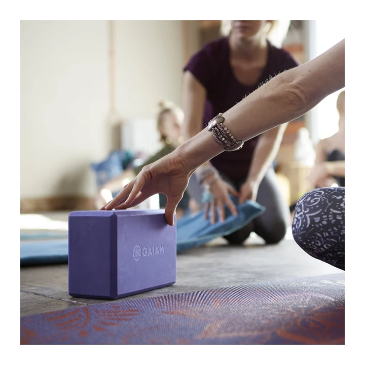 Блок Gaiam Essentials Yoga Block