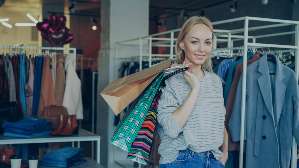 Задоволена клієнтка з покупками у fashion-бутику