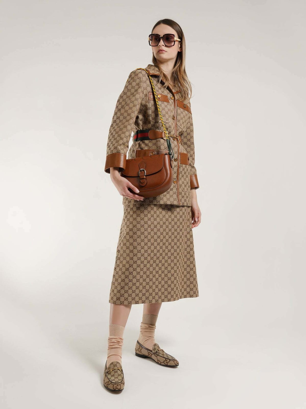 Жіночий образ Gucci з лоферами та сумкою