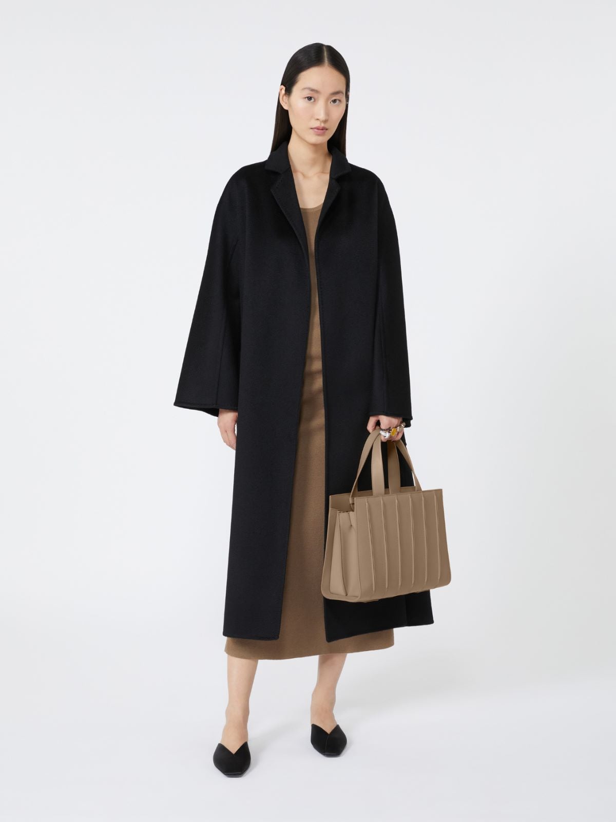 Сумка Max Mara Whitney Bag із чорним пальтом