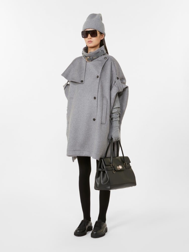 Сіре пальто та чорна сумка Max Mara