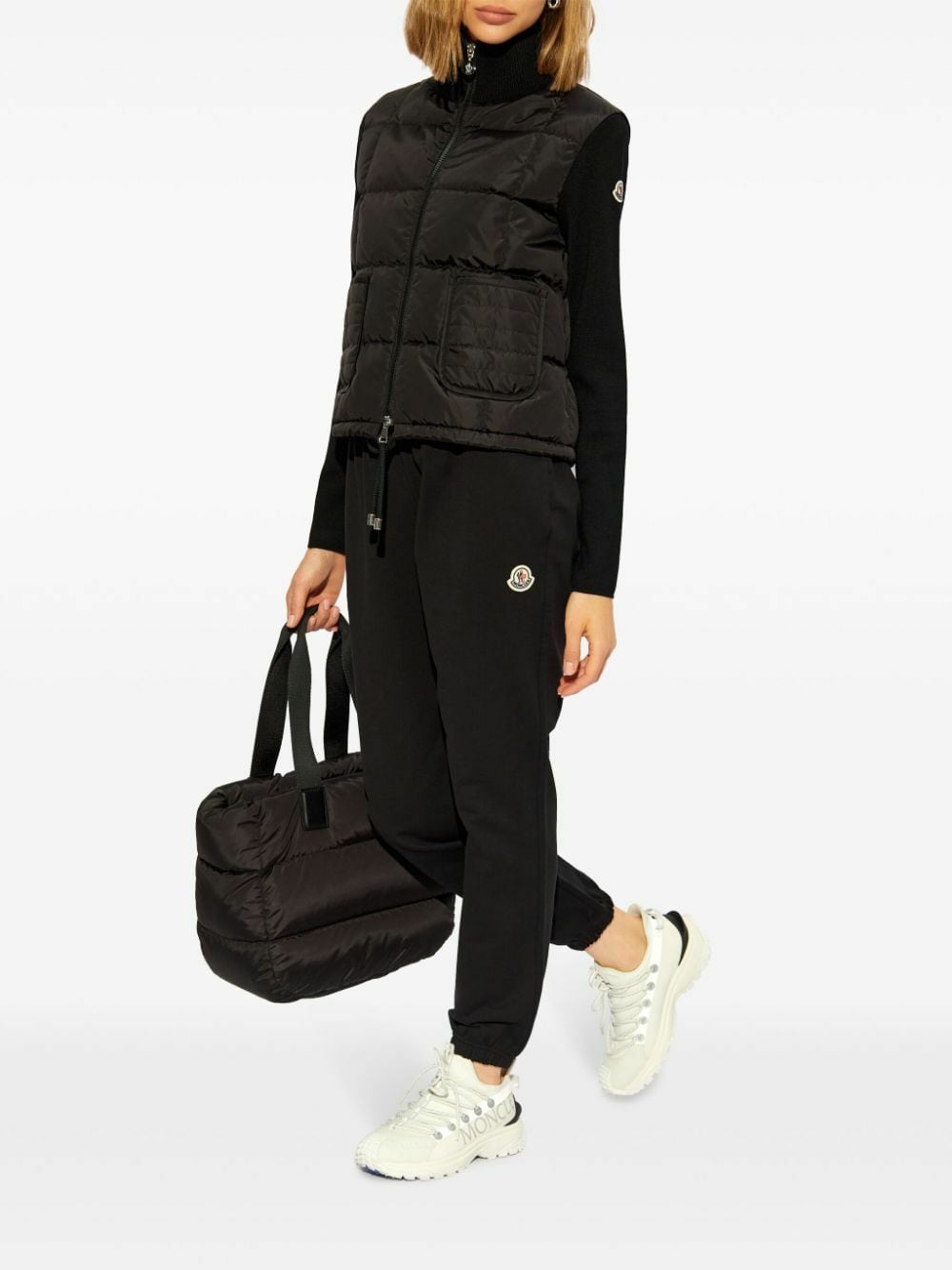 Жіночий спортивний образ Moncler