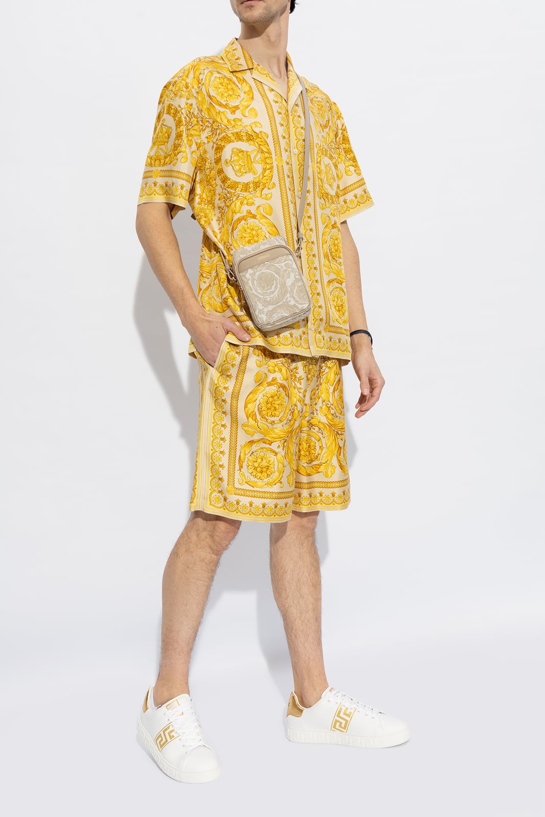Чоловічий образ із кросівками Versace Greca