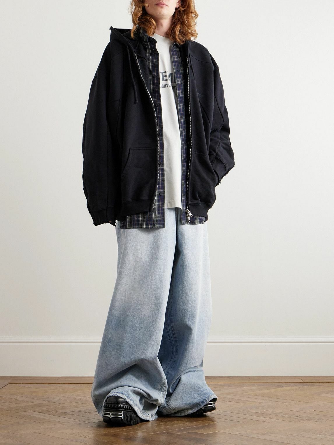 Багатошаровий образ Vetements із широкими джинсами